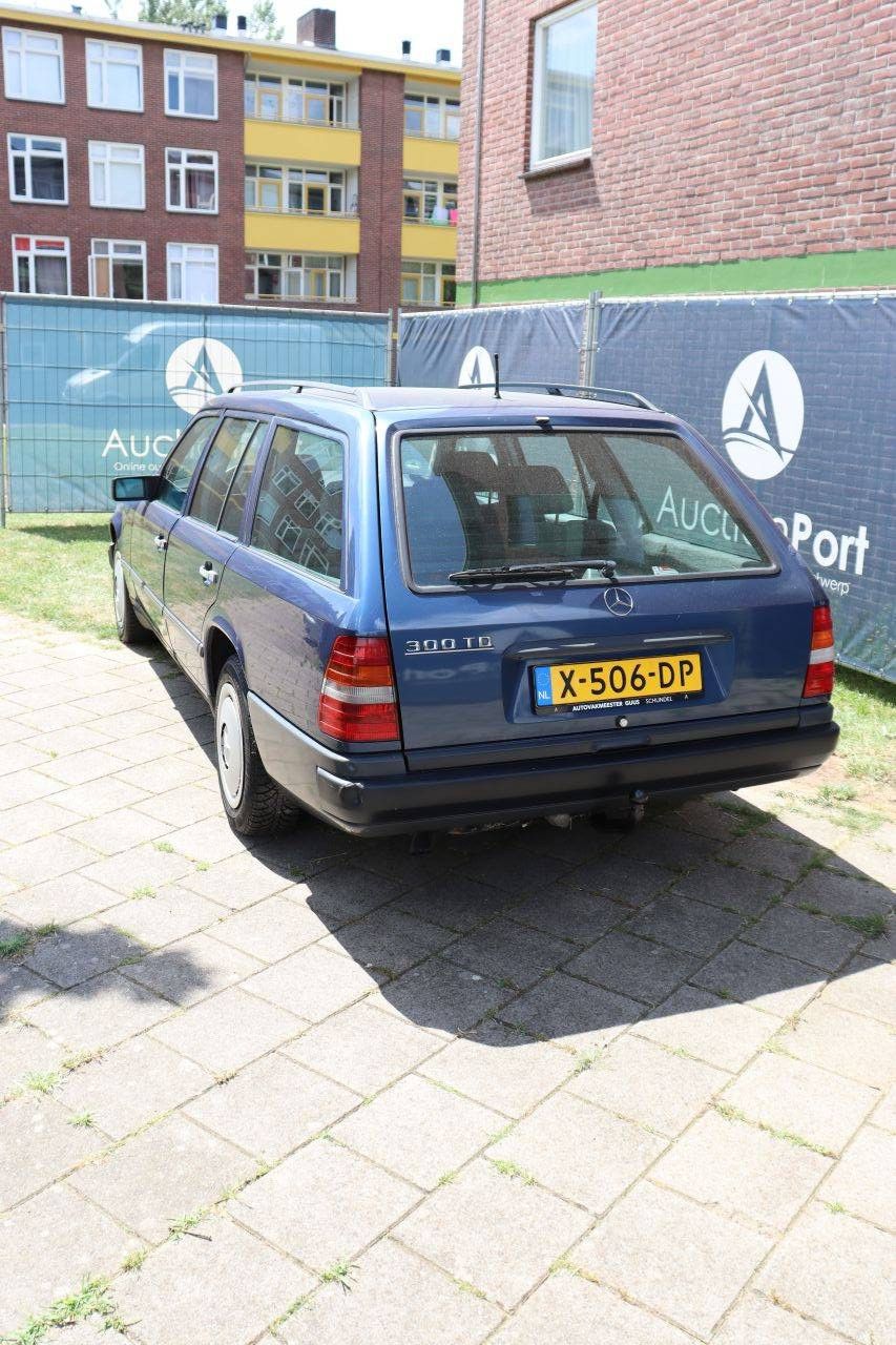 Mercedes-Benz 300 Diesel Station Wagon 113 hp 1988