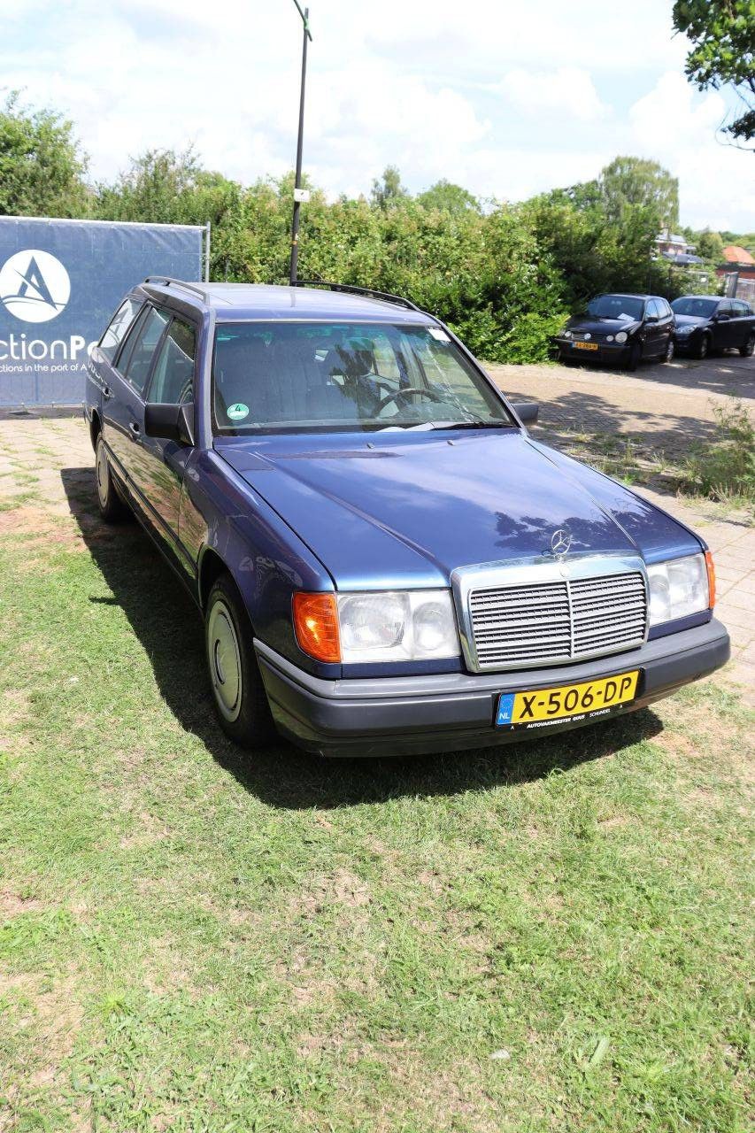 Mercedes-Benz 300 Diesel Station Wagon 113 hp 1988