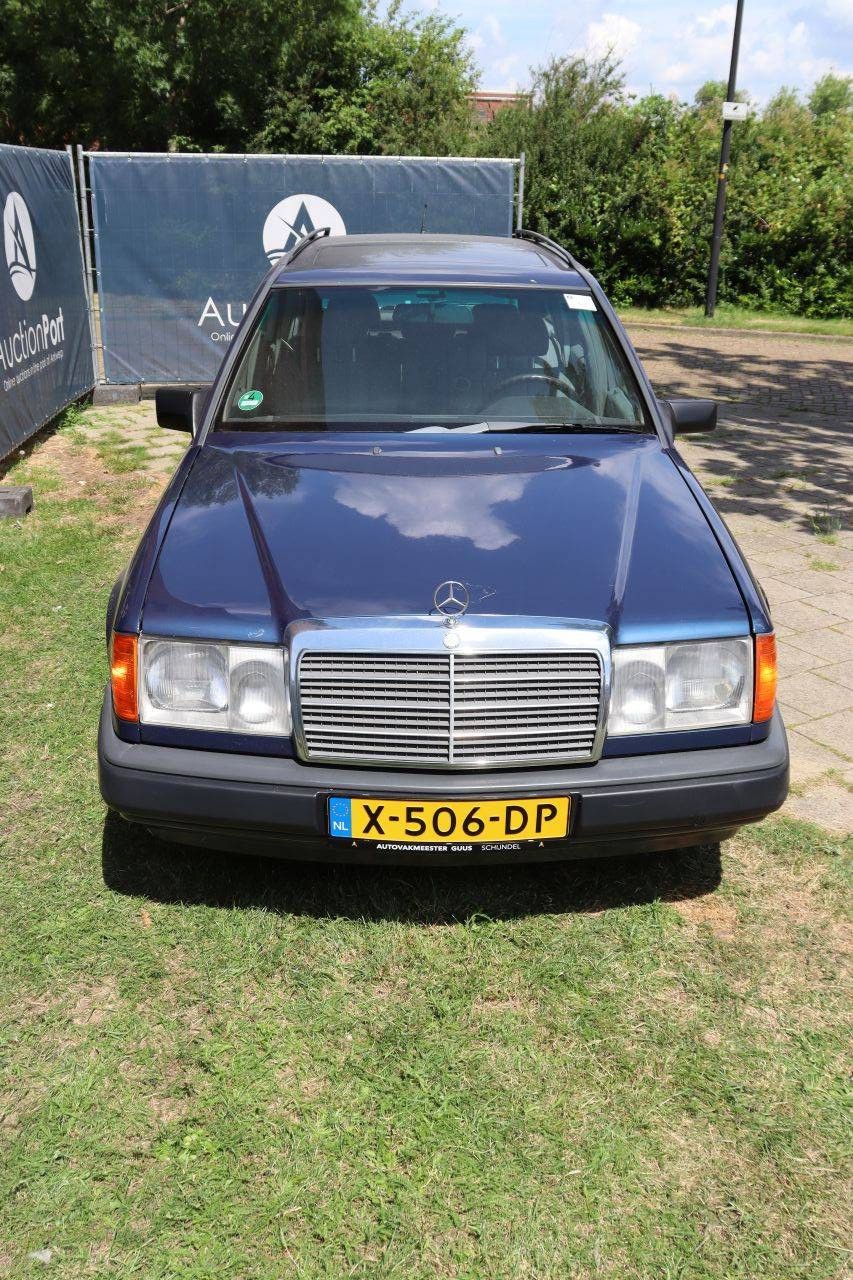Mercedes-Benz 300 Diesel Station Wagon 113 hp 1988