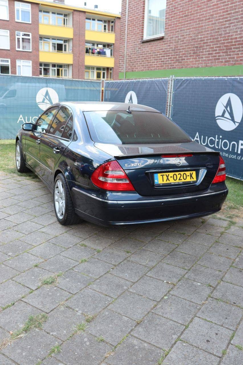 Pkw Mercedes-Benz E320 Benzin 225 PS 2003