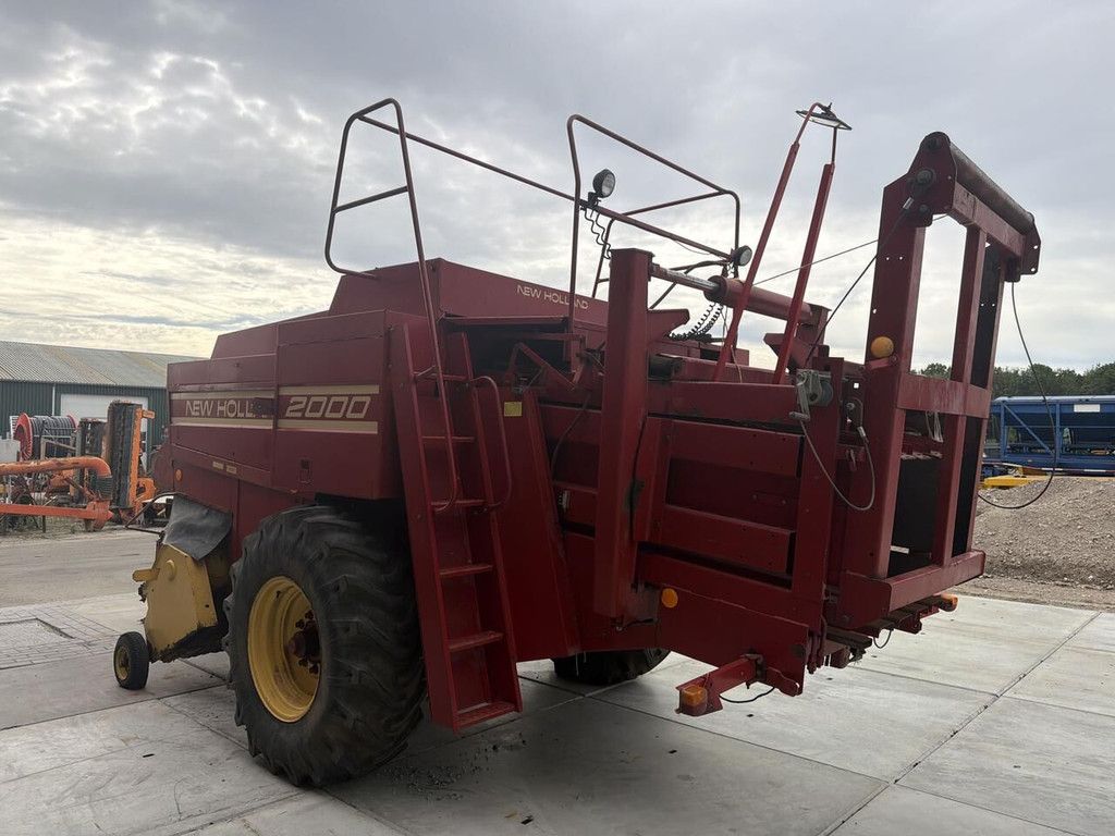 New Holland D2000