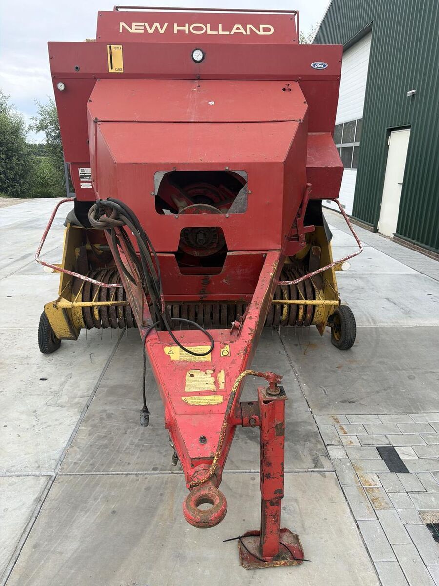 New Holland D2000
