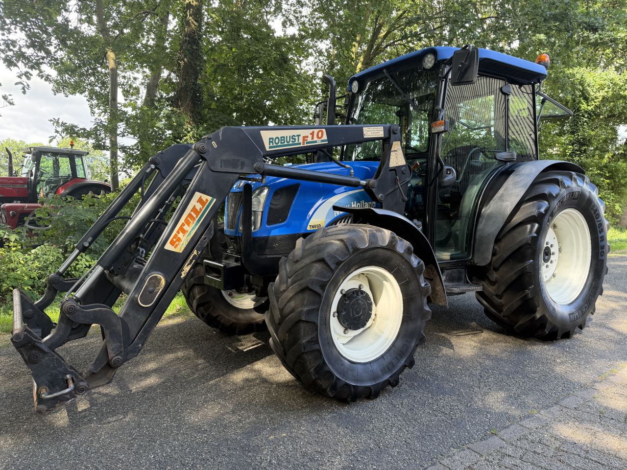 New Holland TN85DA met Frontlader