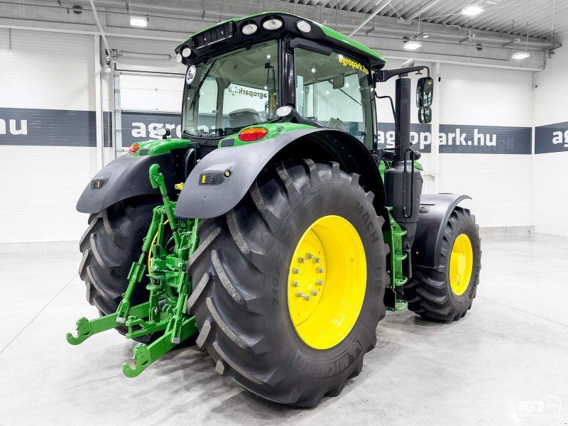 John Deere 6215R