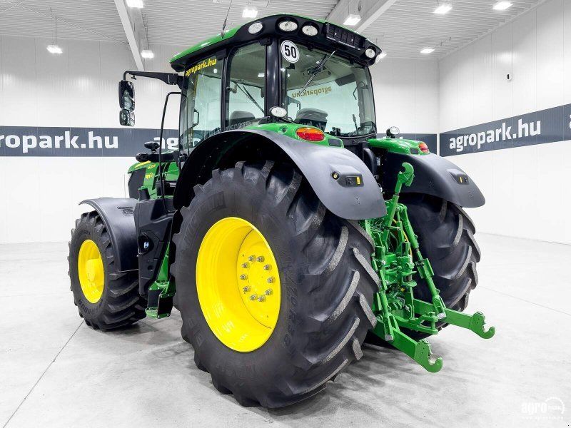 John Deere 6215R