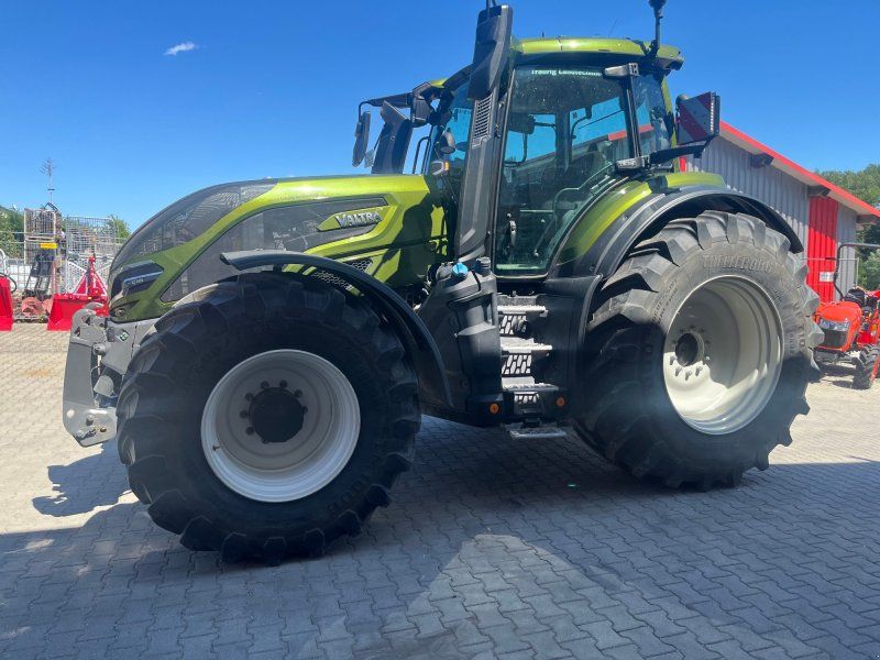 Valtra Q305 mit FKH+FZW