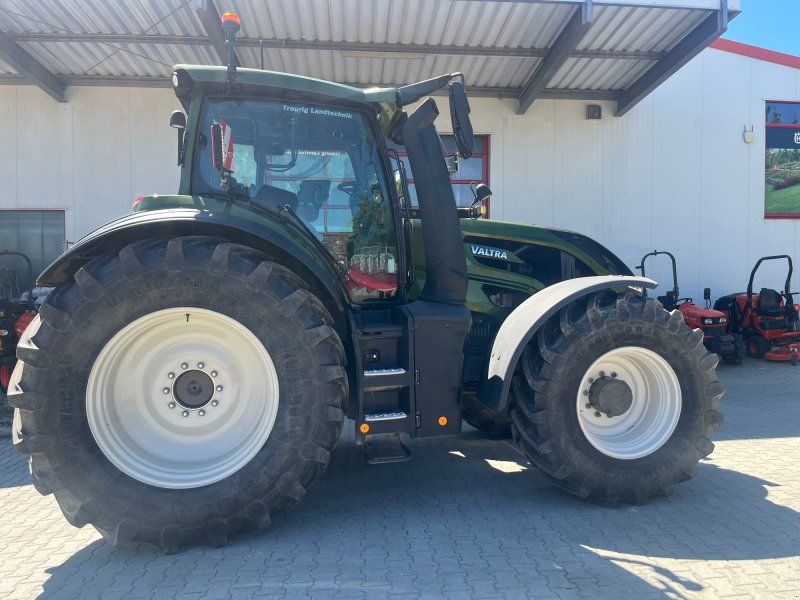 Valtra Q305 mit FKH+FZW