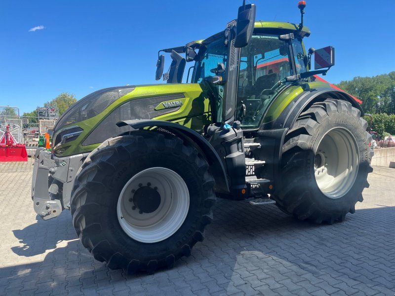 Valtra Q305 mit FKH+FZW