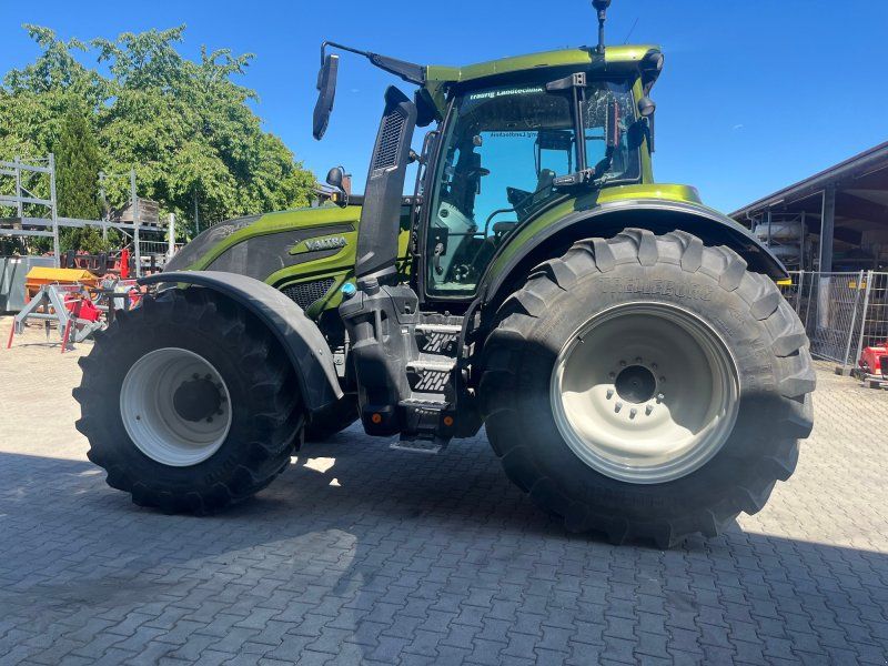Valtra Q305 mit FKH+FZW