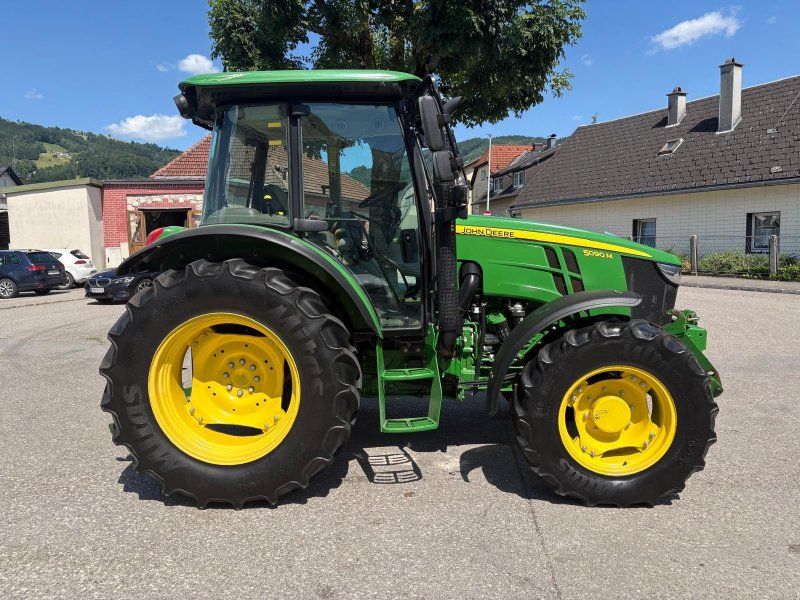 John Deere 5090 M