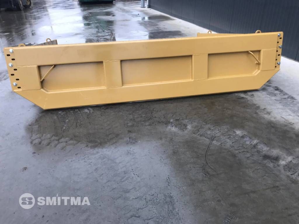 CAT 735B
