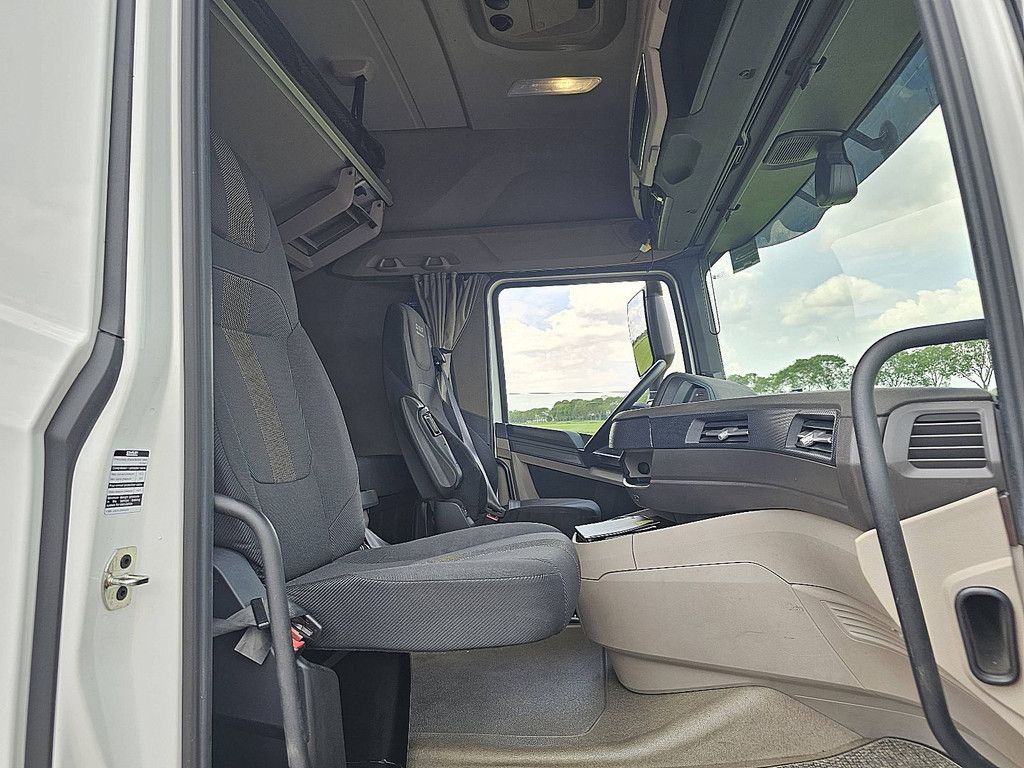 DAF XG 480 spoilers, skylights