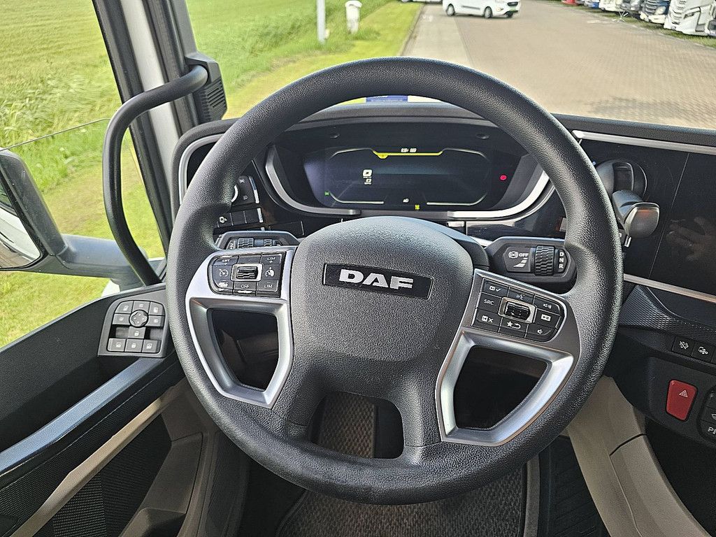 DAF XG 480 spoilers, skylights