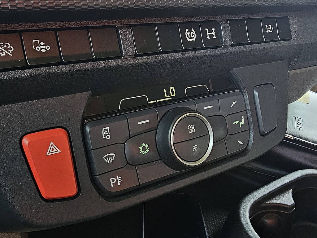 DAF XG 480 spoilers, skylights