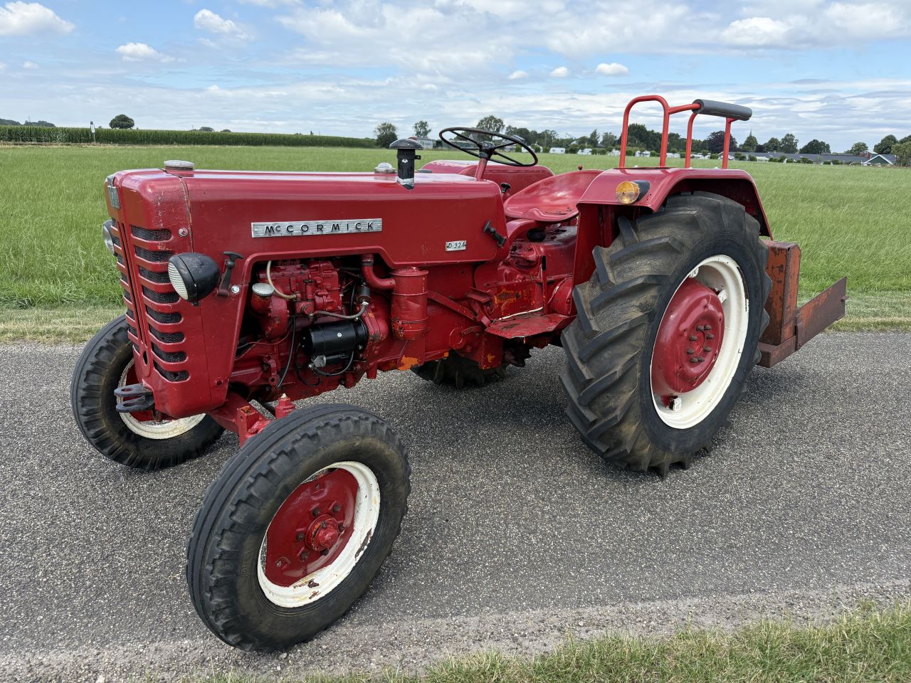 MC Cormick D 324 trekker tractor met grondbak