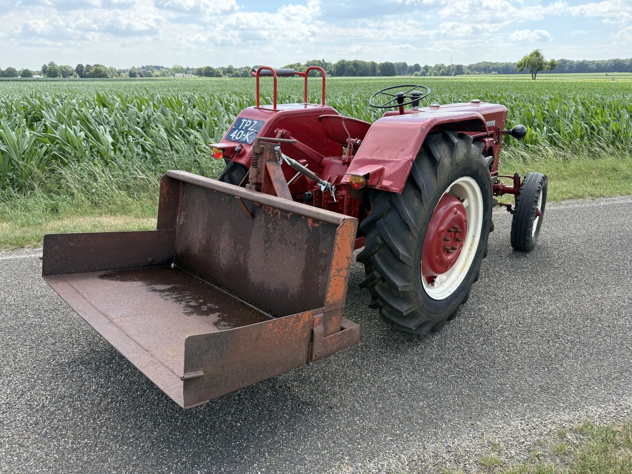 MC Cormick D 324 trekker tractor met grondbak