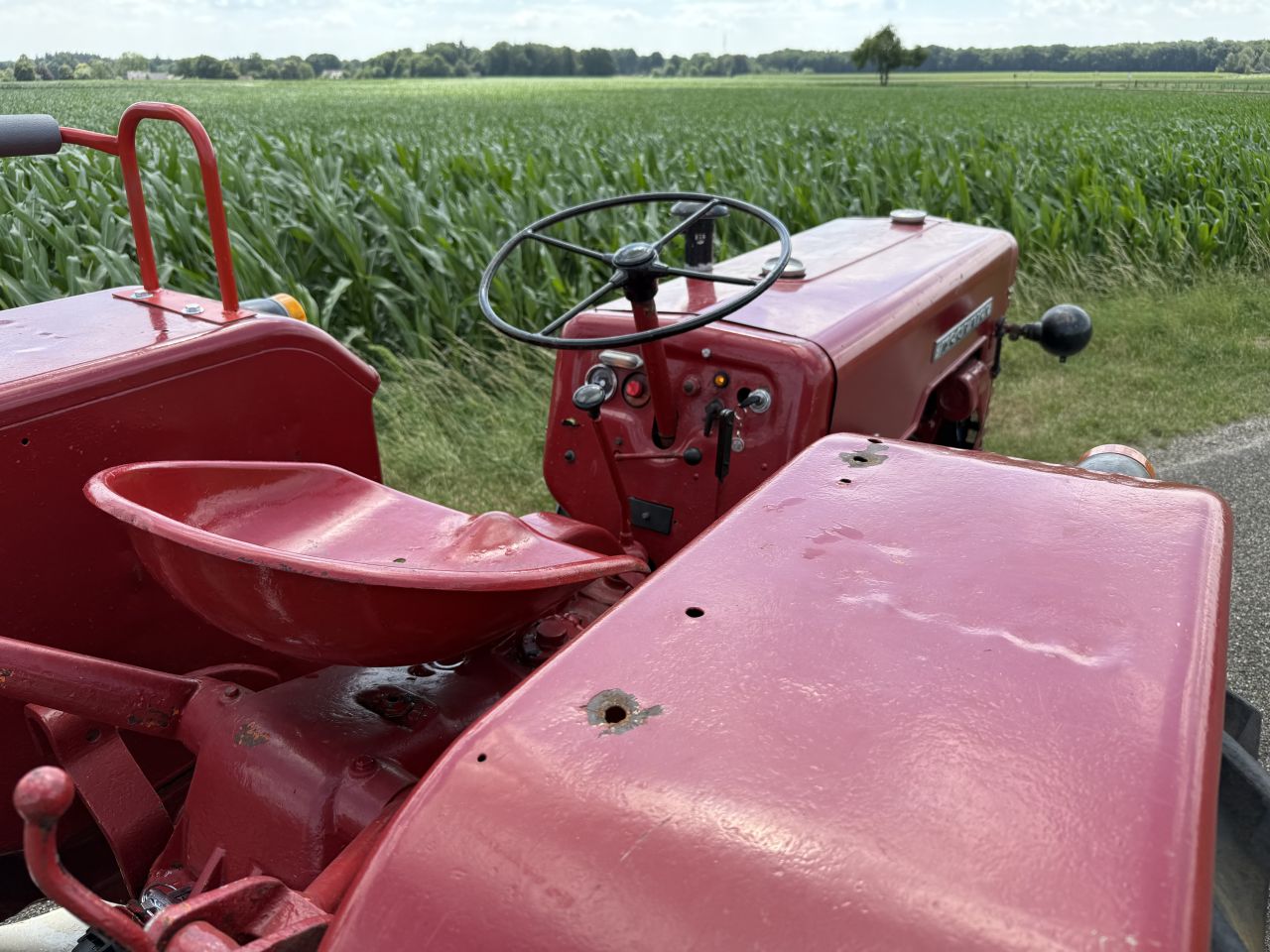 MC Cormick D 324 trekker tractor met grondbak