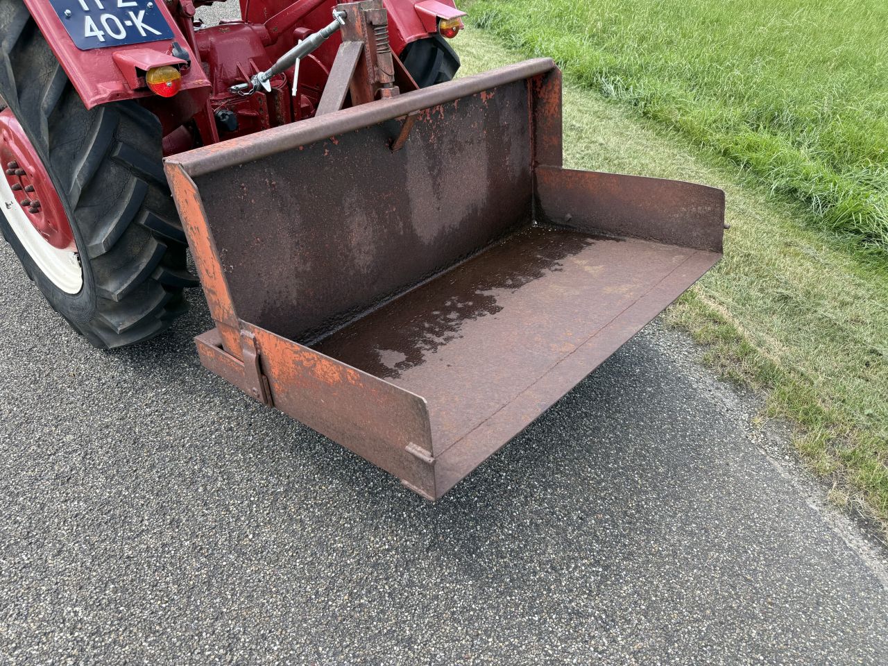 MC Cormick D 324 trekker tractor met grondbak