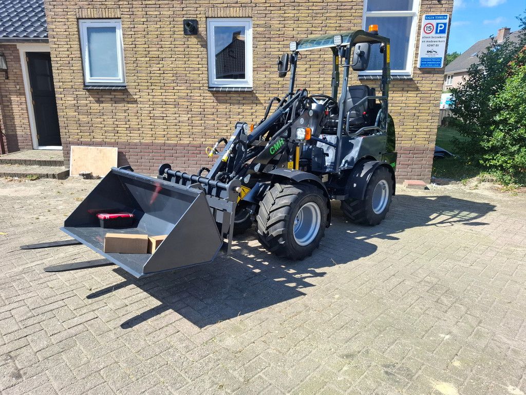 CMH 11 606 Mini loader shovel 2.2 tons kubota engine