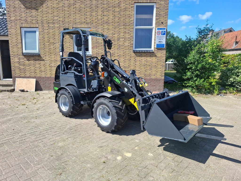 CMH 11 606 Mini loader shovel 2.2 tons kubota engine