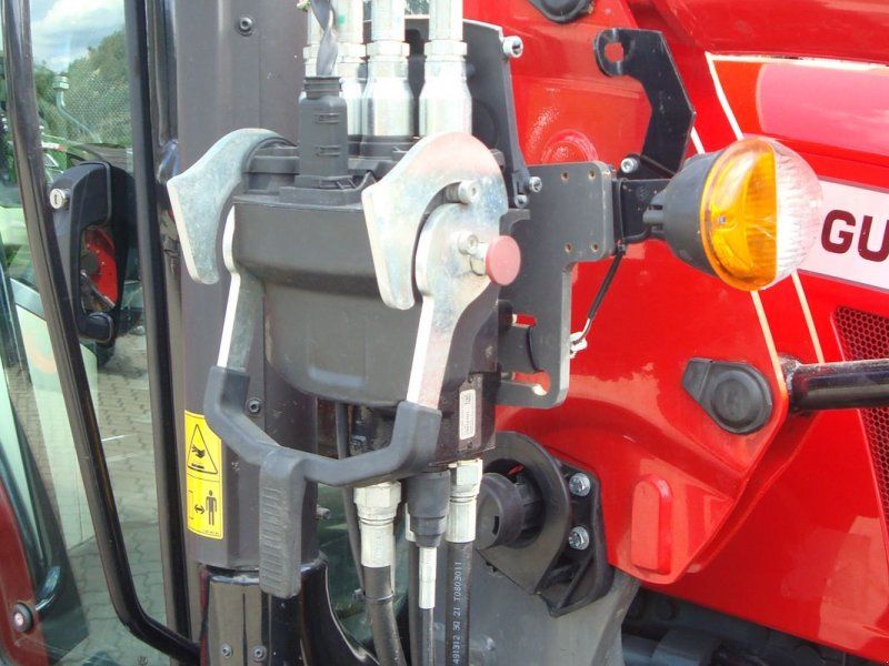 Massey Ferguson 5711 M