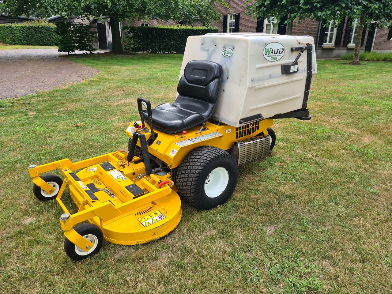 Walker MCGHS zero turn met 2 cilinder vanquard motor.