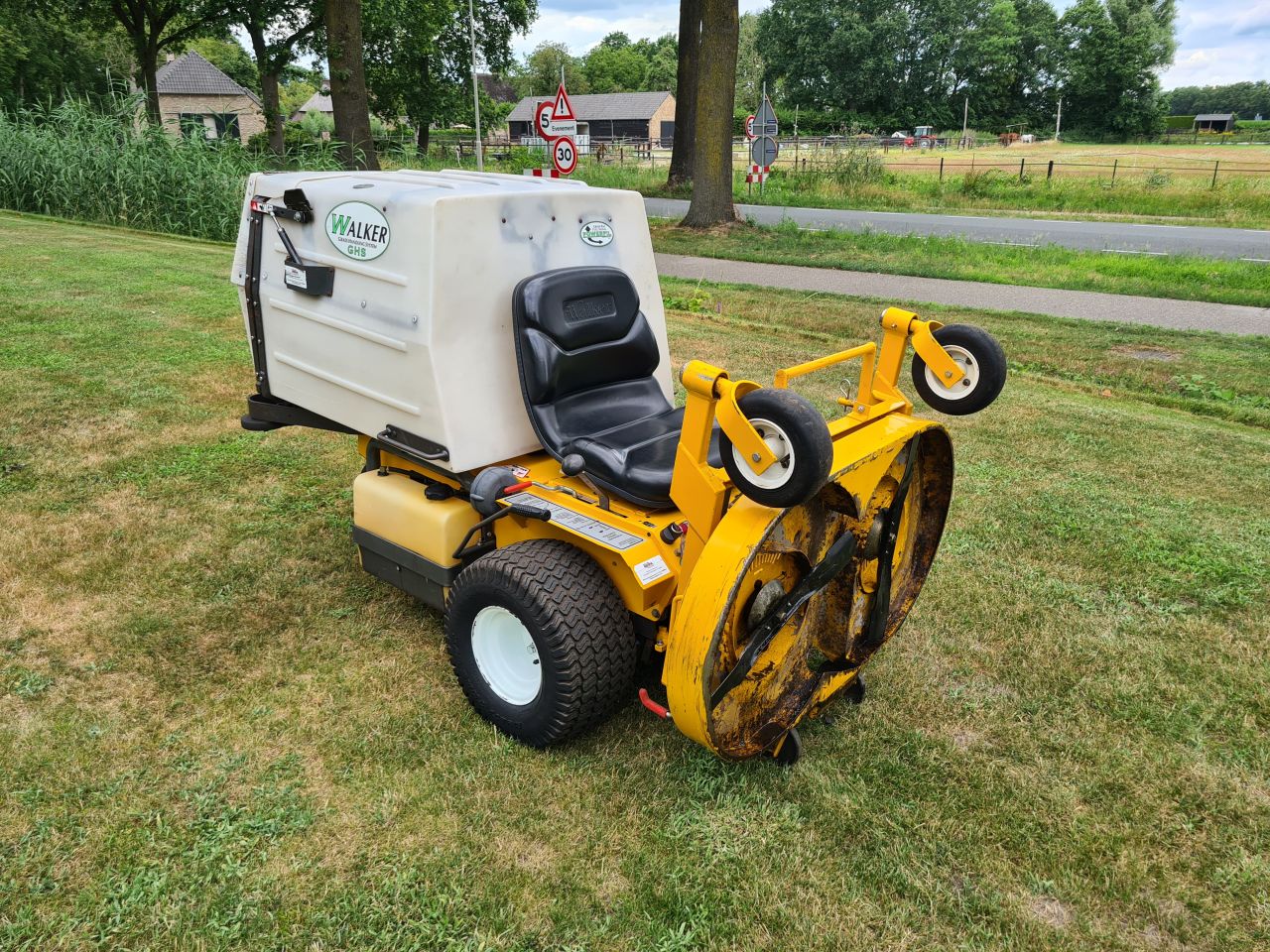 Walker MCGHS zero turn met 2 cilinder vanquard motor.
