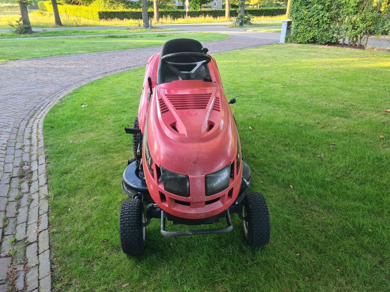 Castel Garden met opvangbak hydrostaat 2 cilinder.