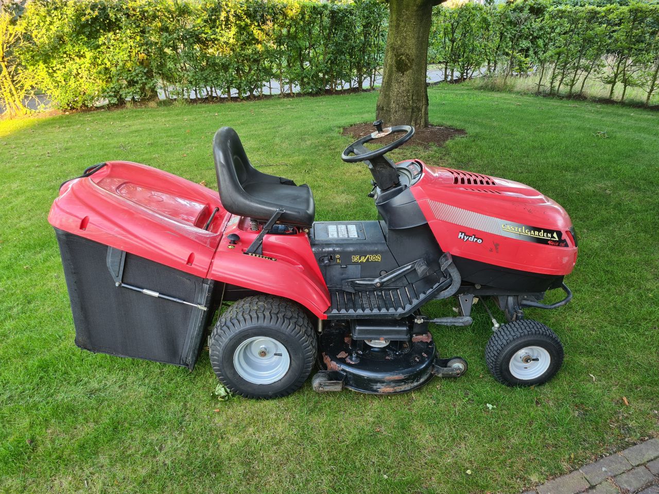 Castel Garden met opvangbak hydrostaat 2 cilinder.
