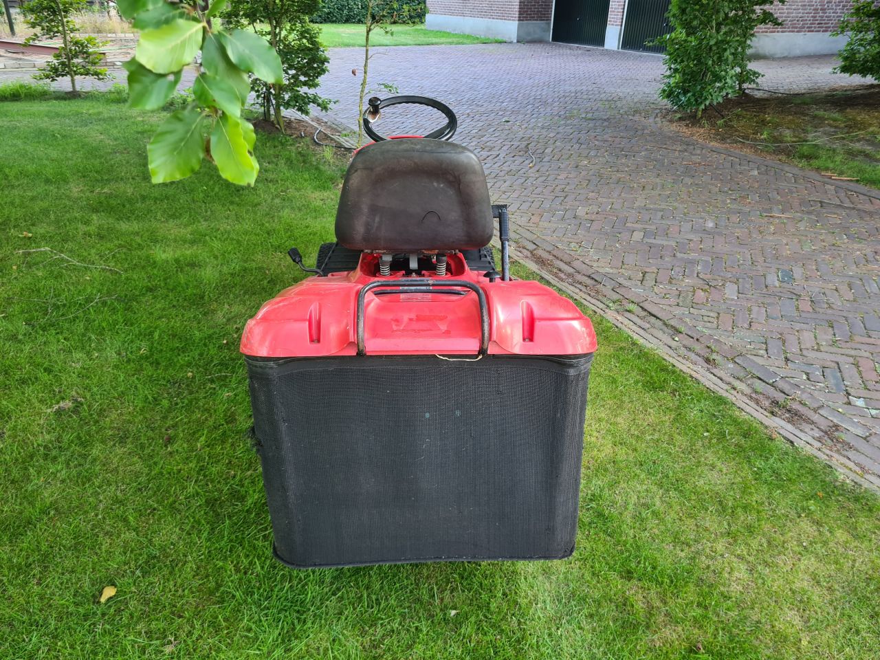 Castel Garden met opvangbak hydrostaat 2 cilinder.