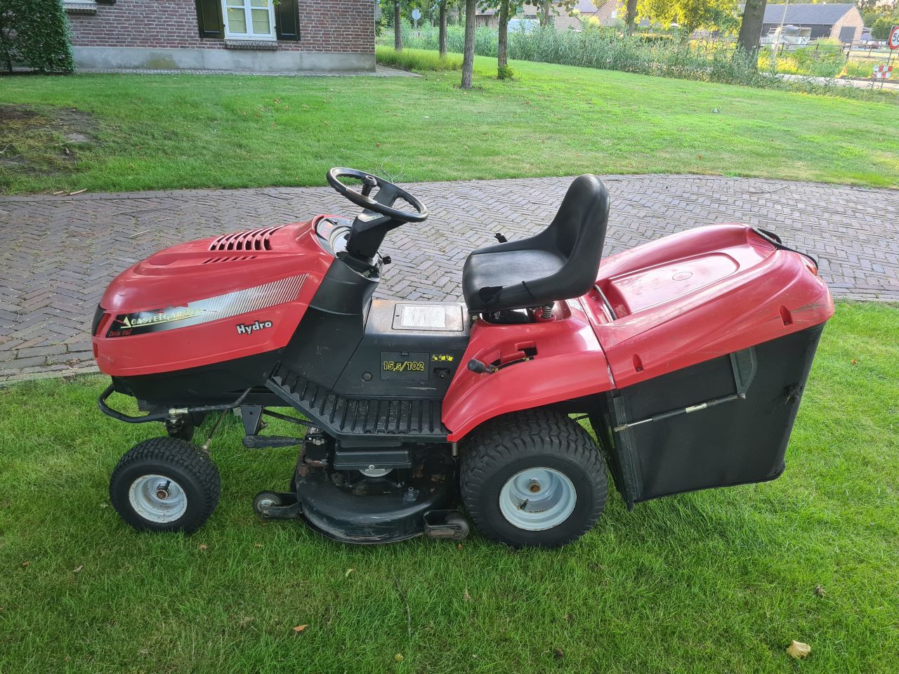 Castel Garden met opvangbak hydrostaat 2 cilinder.