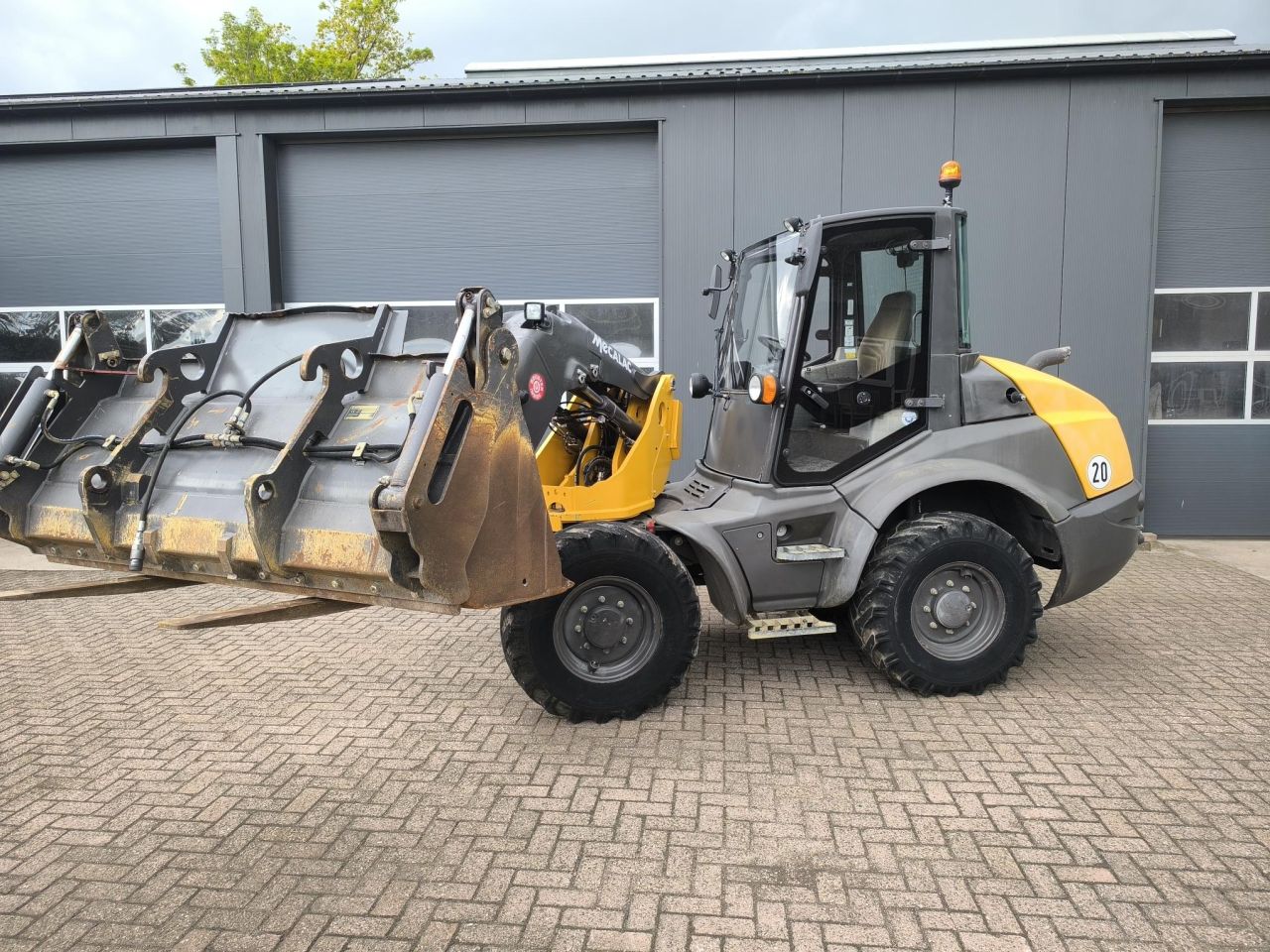 MECALAC AS700