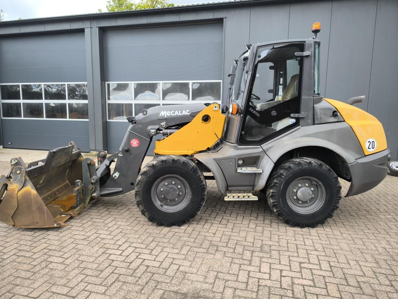 MECALAC AS700