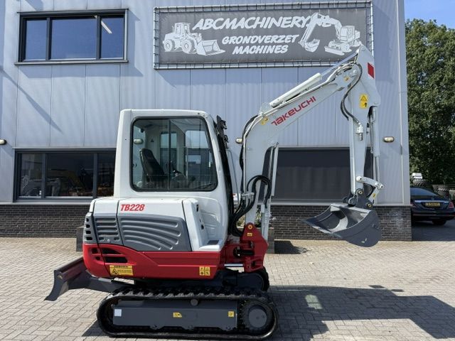 Takeuchi TB228 bj14 2500uur 2.6T Minigraver Minikraan ZGST
