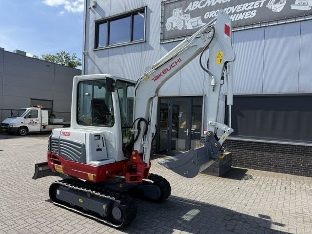 Takeuchi TB228 bj14 2500uur 2.6T Minigraver Minikraan ZGST