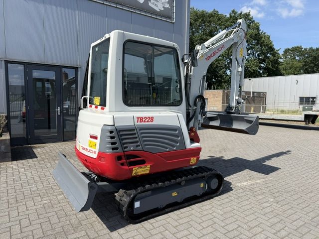 Takeuchi TB228 bj14 2500uur 2.6T Minigraver Minikraan ZGST