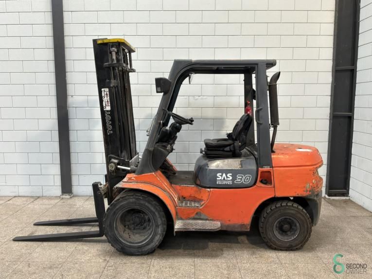 Gabelstapler Diesel Toyota 02-7 FDF 30 2000