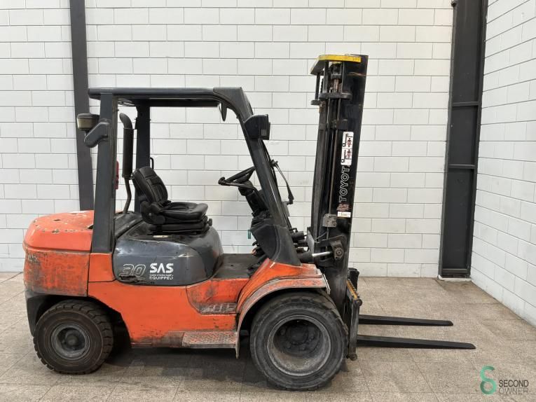 Gabelstapler Diesel Toyota 02-7 FDF 30 2000