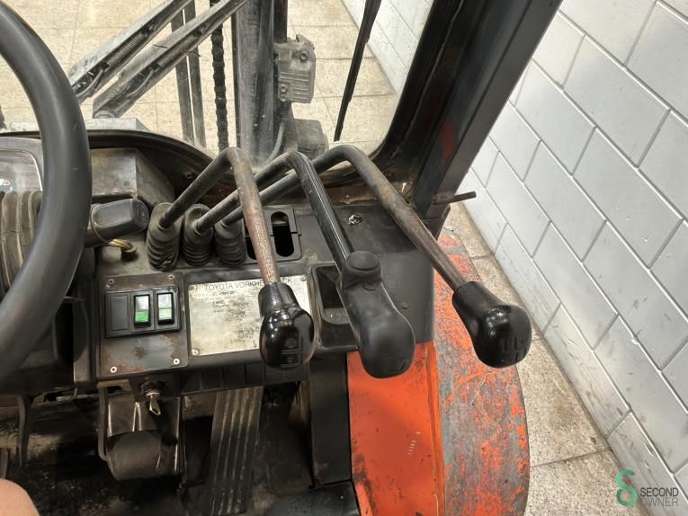 Gabelstapler Diesel Toyota 02-7 FDF 30 2000