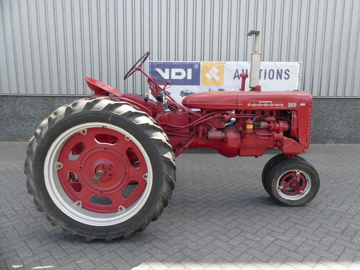 MC Cormick Farmall 200