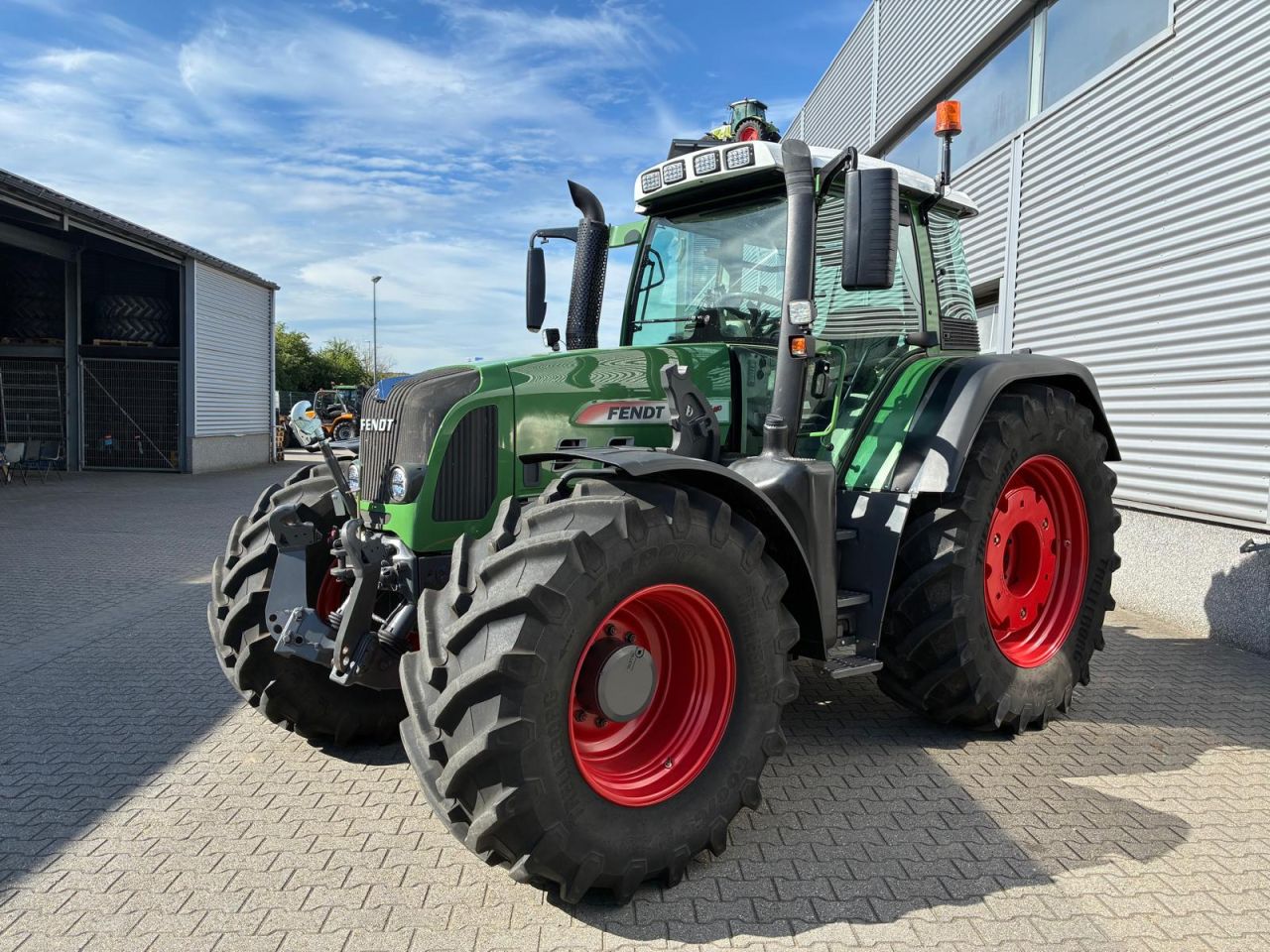 Fendt 718 Vario Com 3 tractor