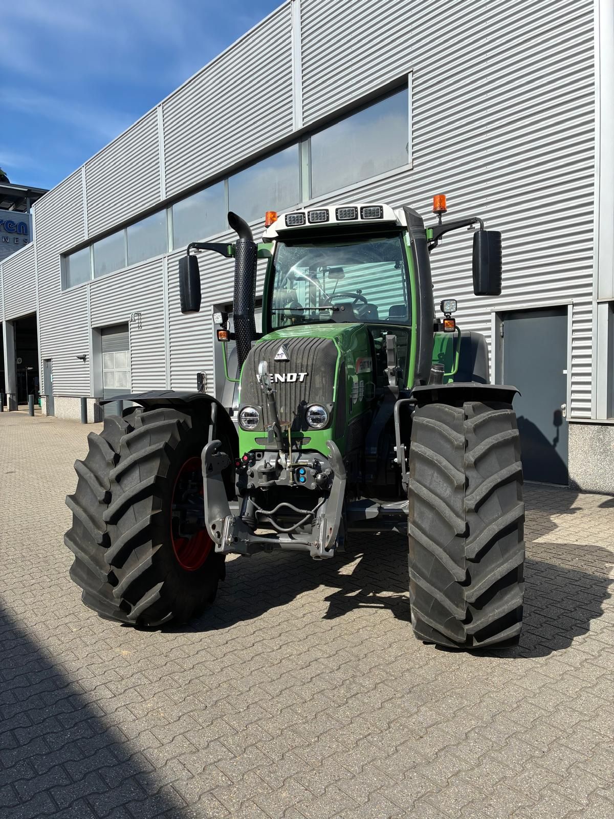 Fendt 718 Vario Com 3 tractor