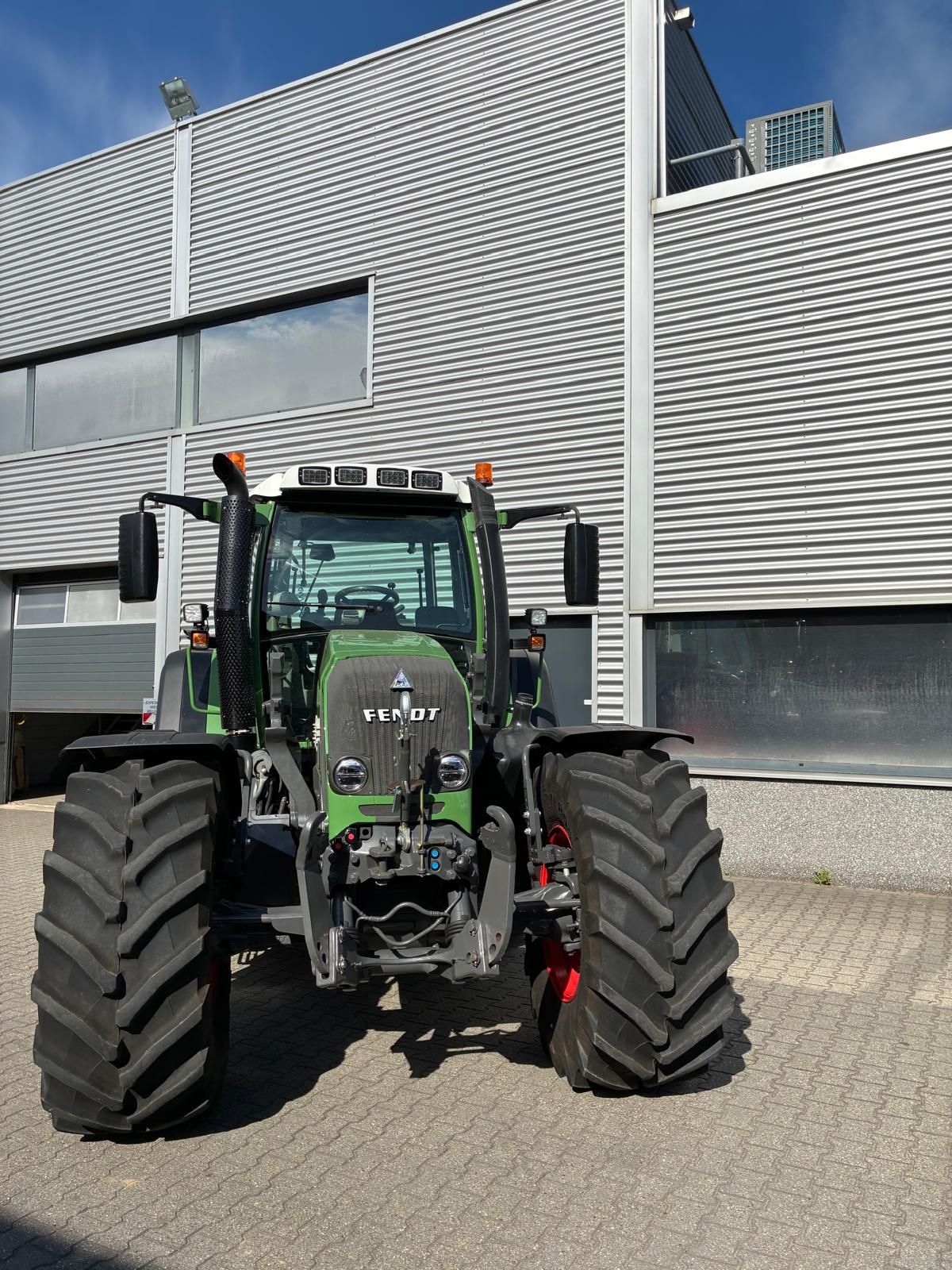 Fendt 718 Vario Com 3 tractor