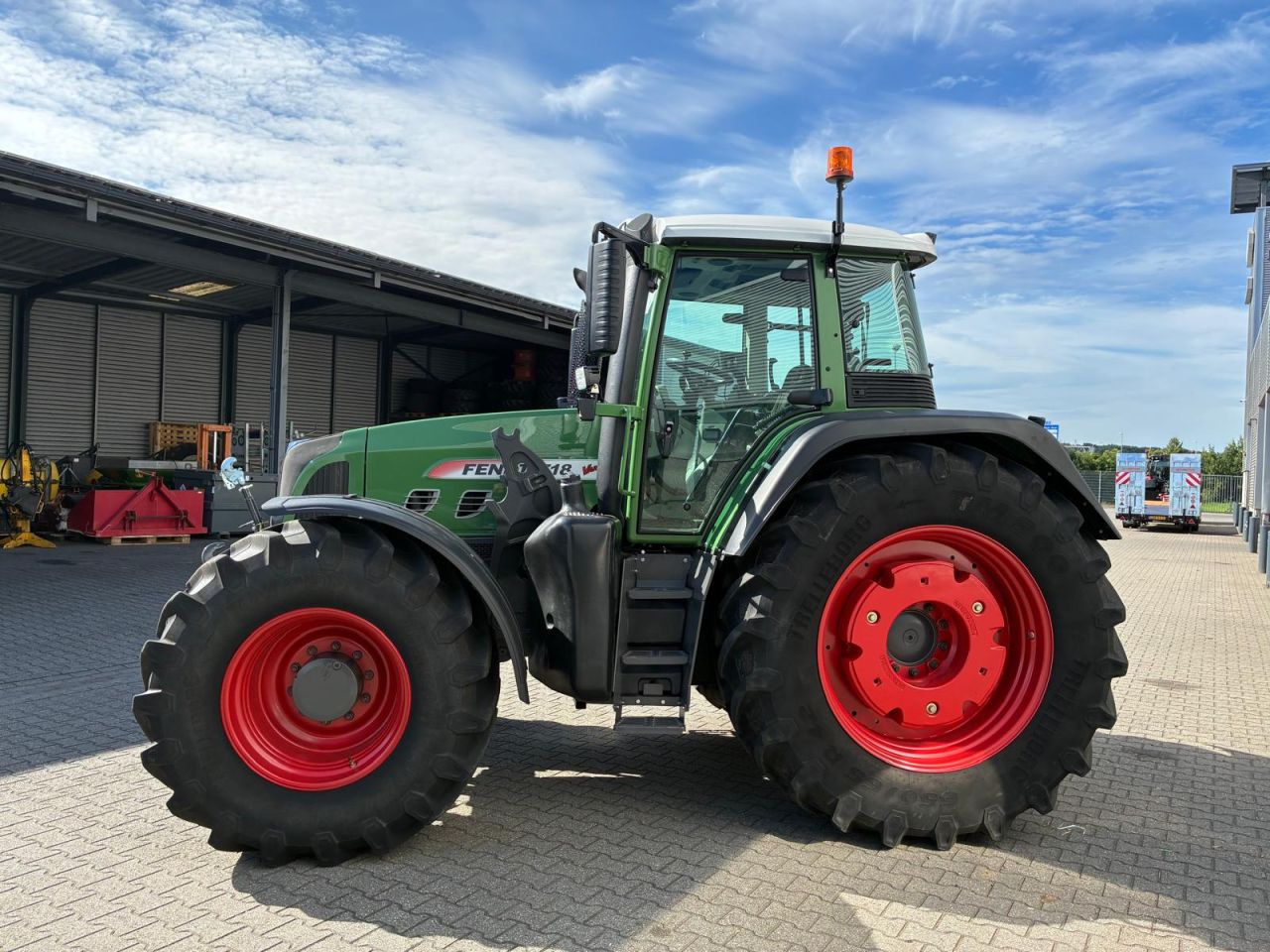 Fendt 718 Vario Com 3 tractor