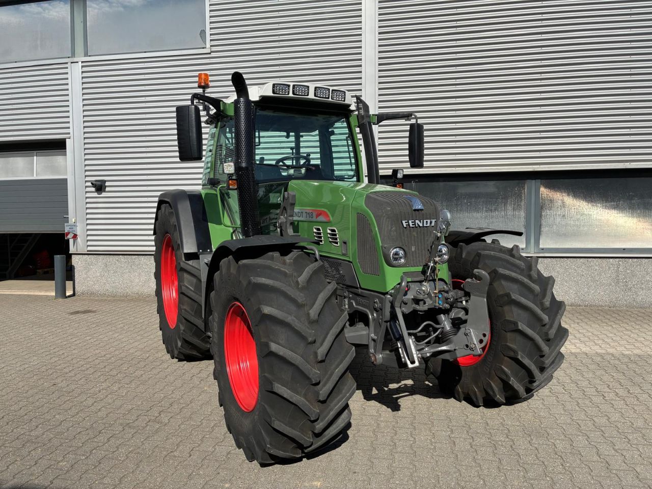 Fendt 718 Vario Com 3 tractor