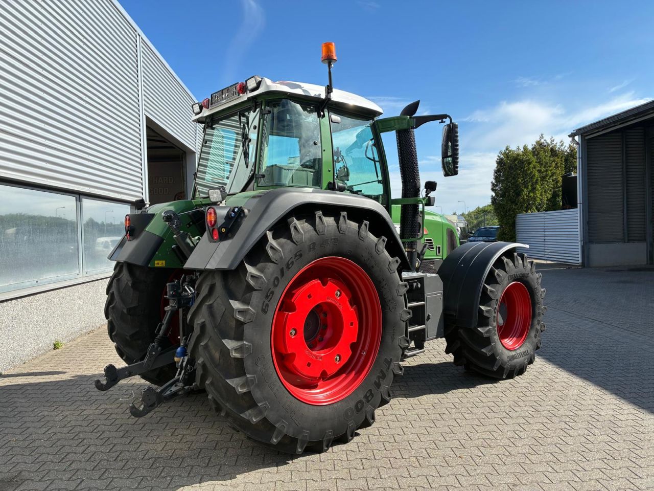 Fendt 718 Vario Com 3 tractor
