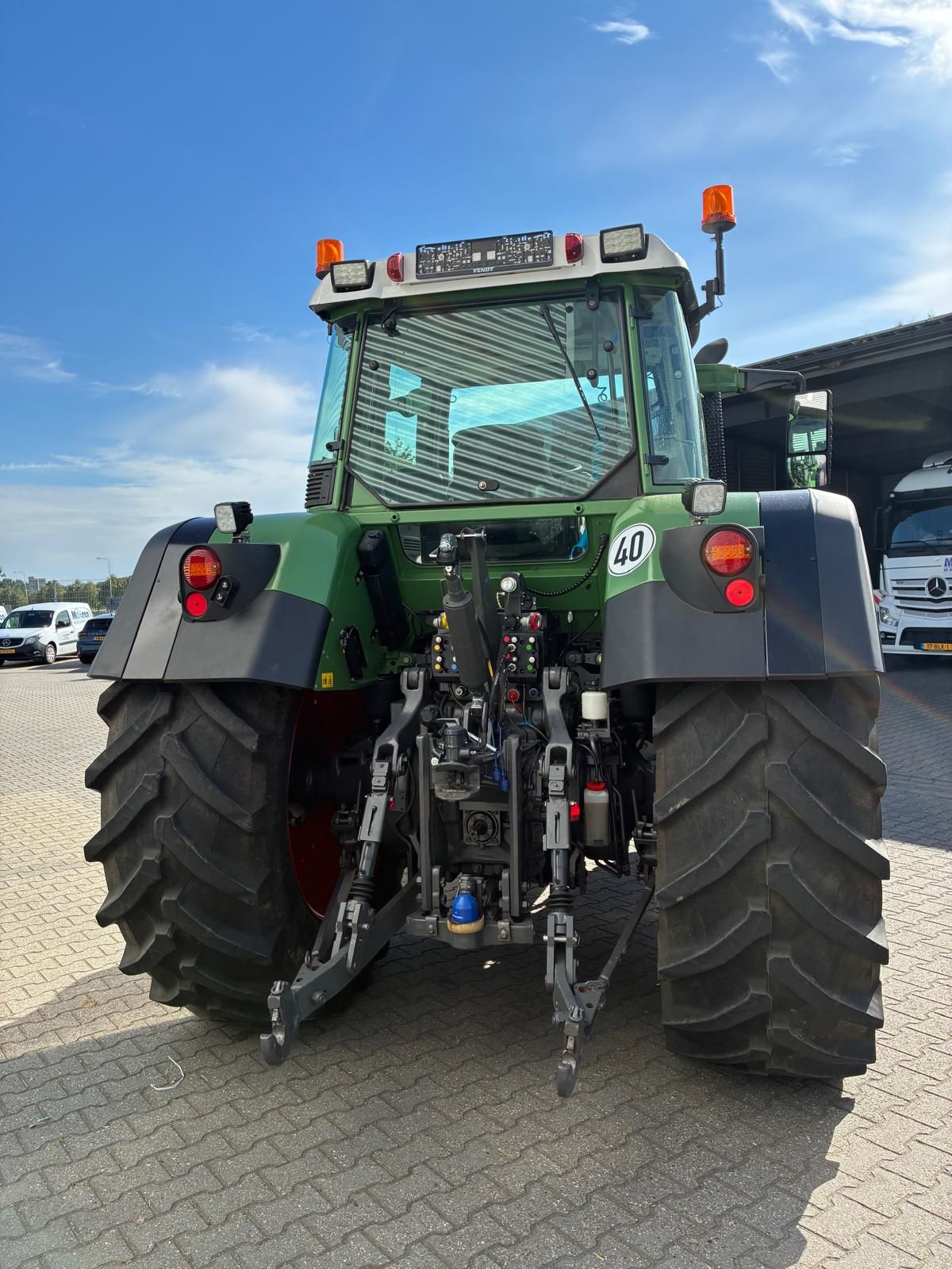 Fendt 718 Vario Com 3 tractor