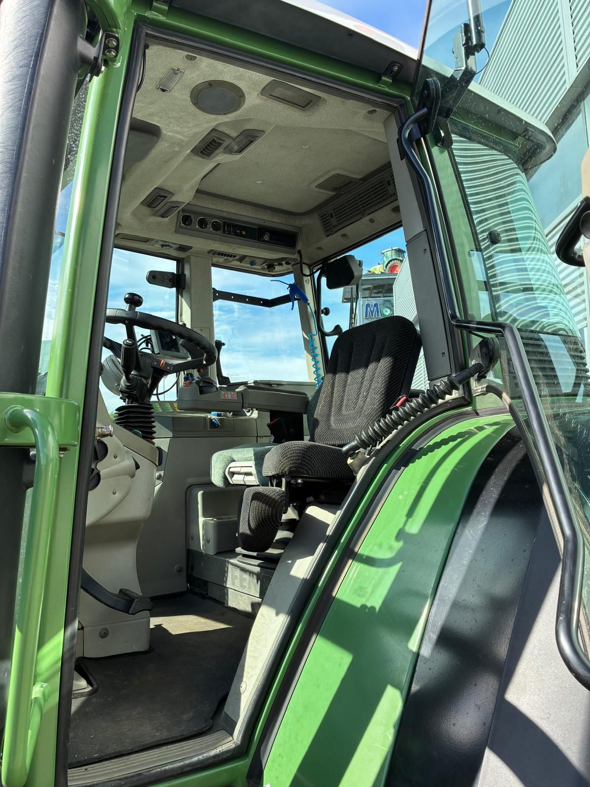 Fendt 718 Vario Com 3 tractor