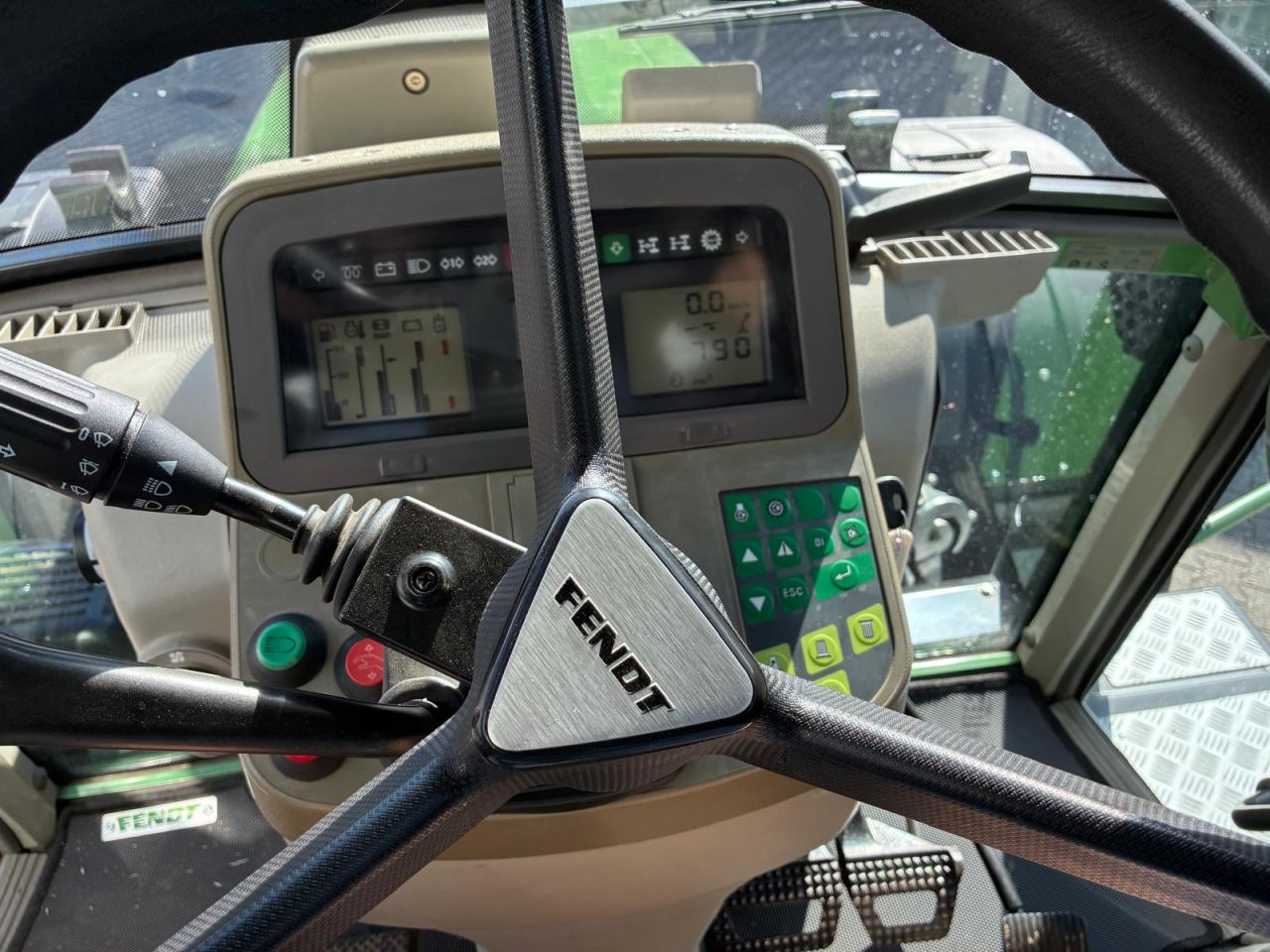 Fendt 718 Vario Com 3 tractor