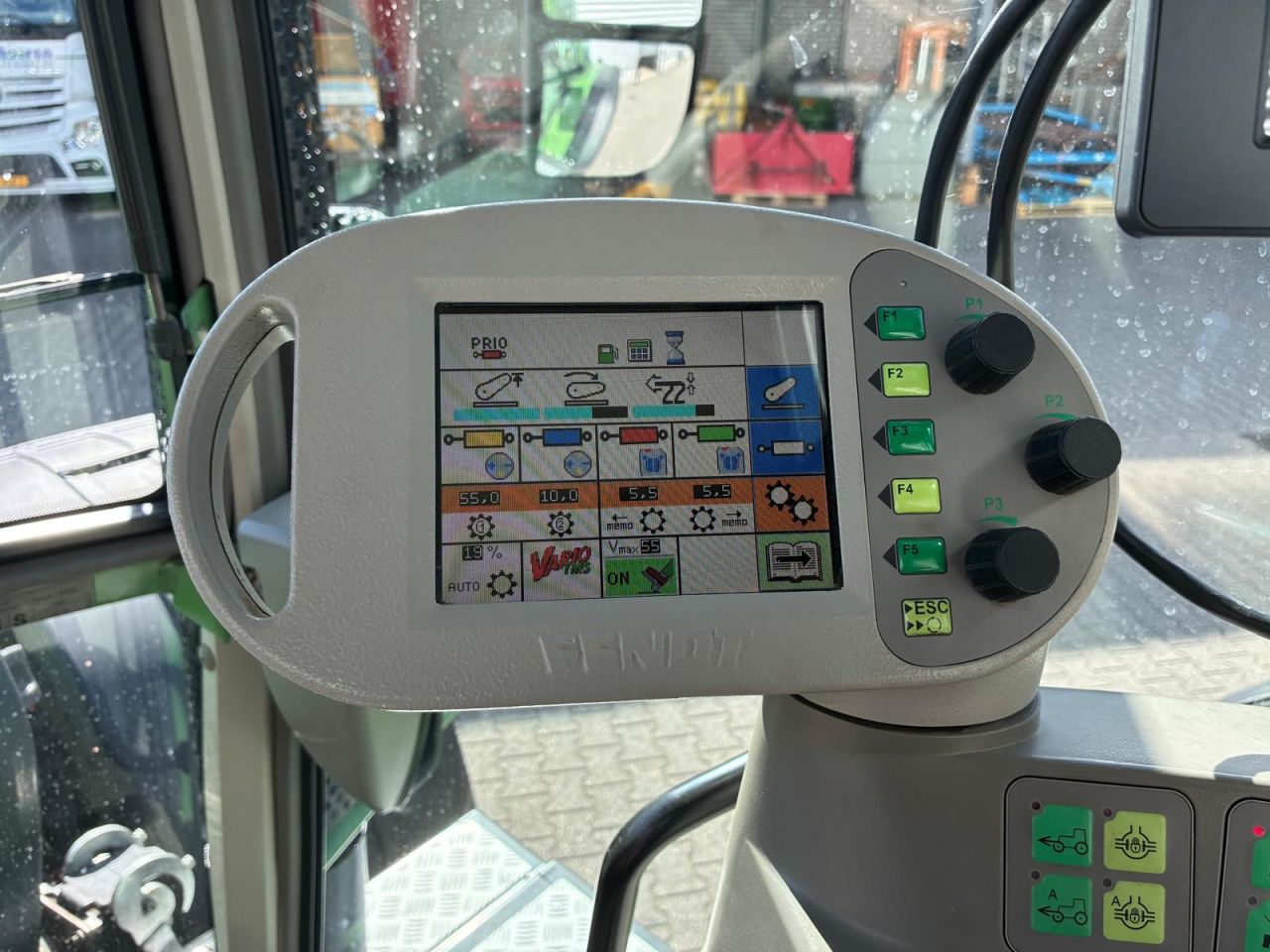 Fendt 718 Vario Com 3 tractor